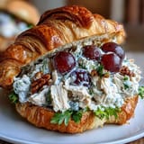2. Butterige Croissants gefüllt mit cremigem Hähnchensalat, süßen Trauben und knackigem Sellerie.