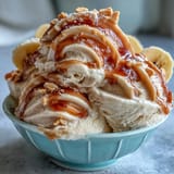 Gesundes, milchfreies Eiscreme-Foto, serviert in einer Schüssel mit Erdnussbutter-Swirl.