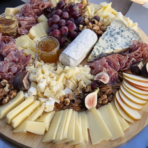 Elegant Käse und Charcuterie Brett