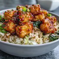 Crispy Sesame Tofu Fried Rice mit knusprigen Goldtöpfen und viel Gemüse für schnelle Abendessen-Liebhaber.